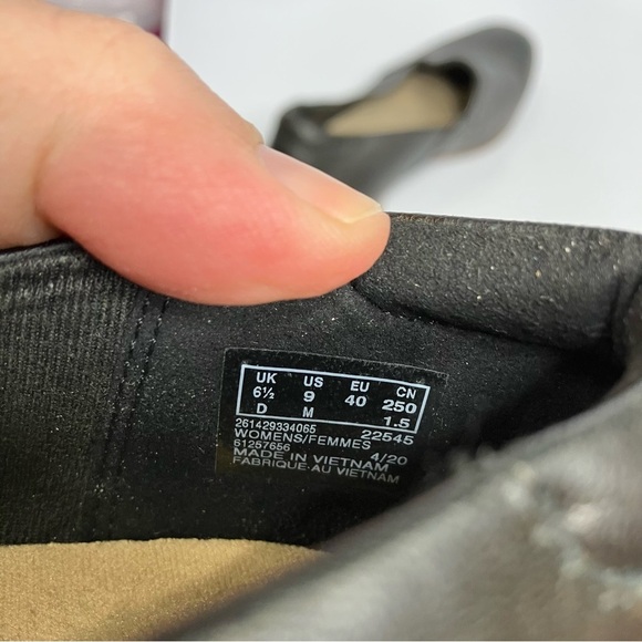 Collection by Clarks black leather flats size 9 - Picture 7 of 7